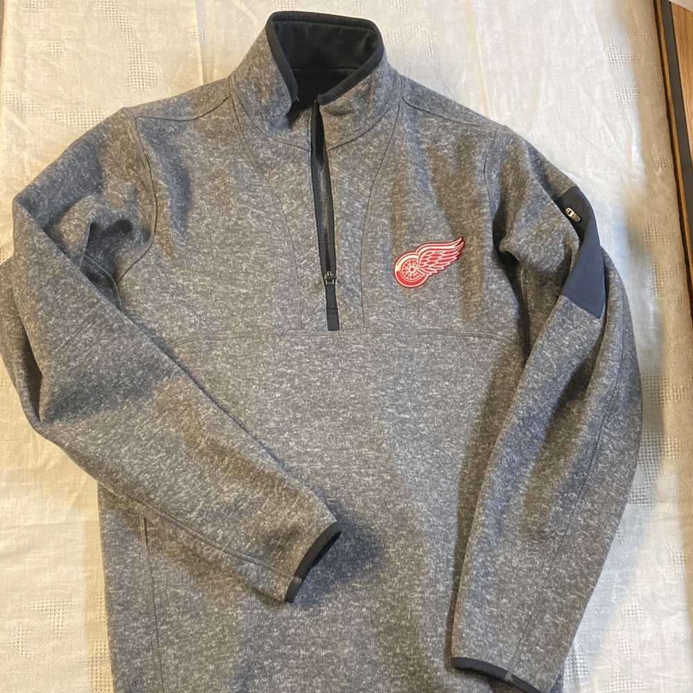 Antigua Detroit Red Wings Gray Quarter-Zip Pullover. Size Medium.